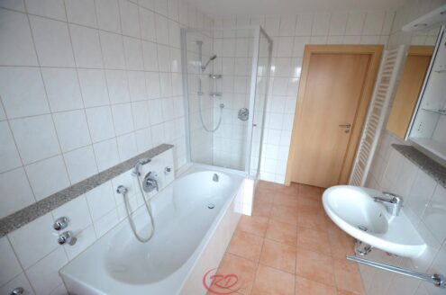 Traumhafte 2,5-Zi. Wohnung mit gr. Südterrasse, Garten u. Hobbyraum ++Decker Immobilien++