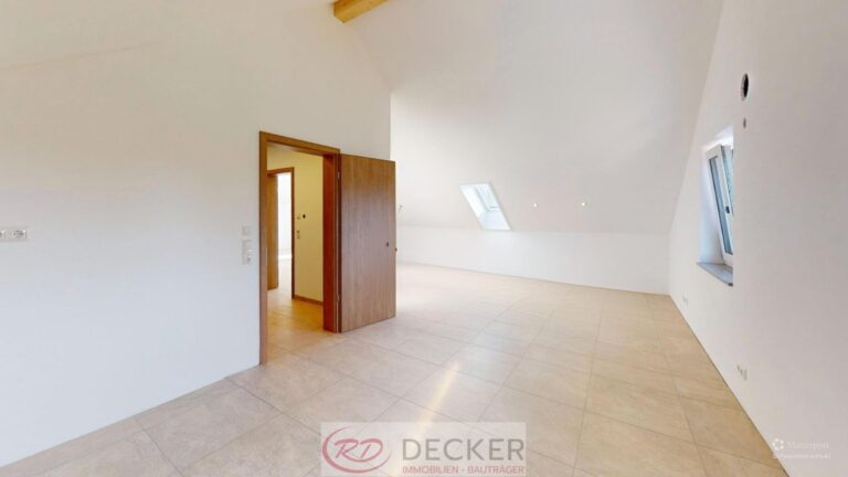 Außergewöhnlich groß: 3-Zimmer-Dachgeschosswohnung mit Balkon
