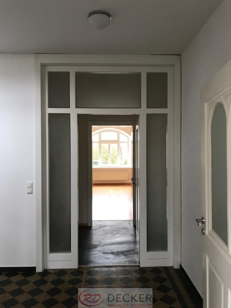 Klassisch & hell – charmante 3-Zimmer-Wohnung mit zwei Stellplätzen in ruhiger Lage!