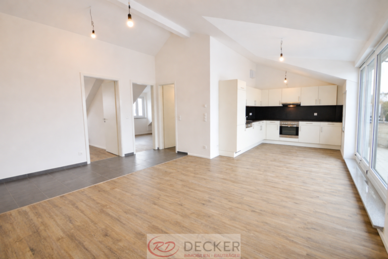 Lichtdurchflutete 4-Zimmer-Wohnung mit weitläufigen Außenflächen