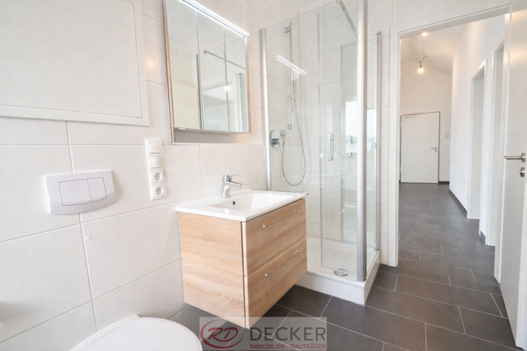 Lichtdurchflutete 4-Zimmer-Wohnung mit weitläufigen Außenflächen