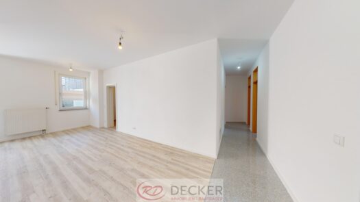 Behandeln, beraten, ankommen – helle EG-Einheit für Praxis & Studio