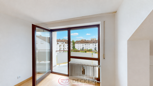 Licht. Raum. Südbalkon. 2 Zimmer DG Wohnung mit Einbauküche