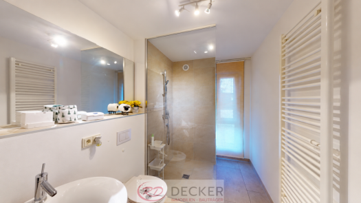 Luxus auf zwei Ebenen – Exklusive 3-Zimmer-Wohnung mit Garten
